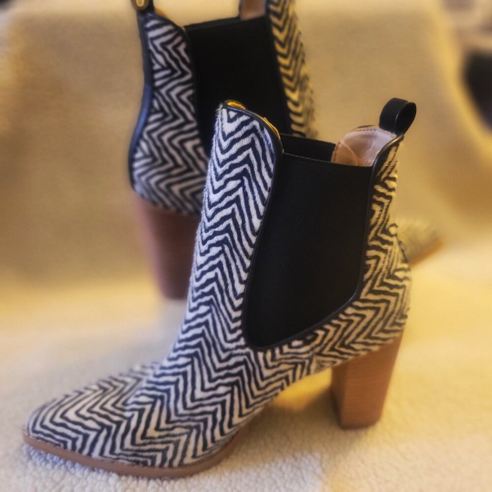 Oasis Society Esmee Black/White Faux Fur Patterned Chelsea Booties - Size 7.5 - Picture 5 of 9